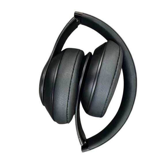 Beats Studio Pro Wireless Headphones in Black - Picture 4 of 7